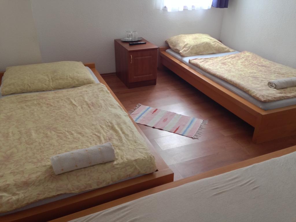 Santos Etterem Es Panzio Bed & Breakfast Palotas Екстериор снимка